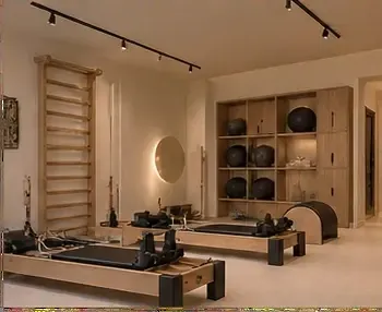 Espaldar de madeira com alças e acessórios para exercícios de Pilates